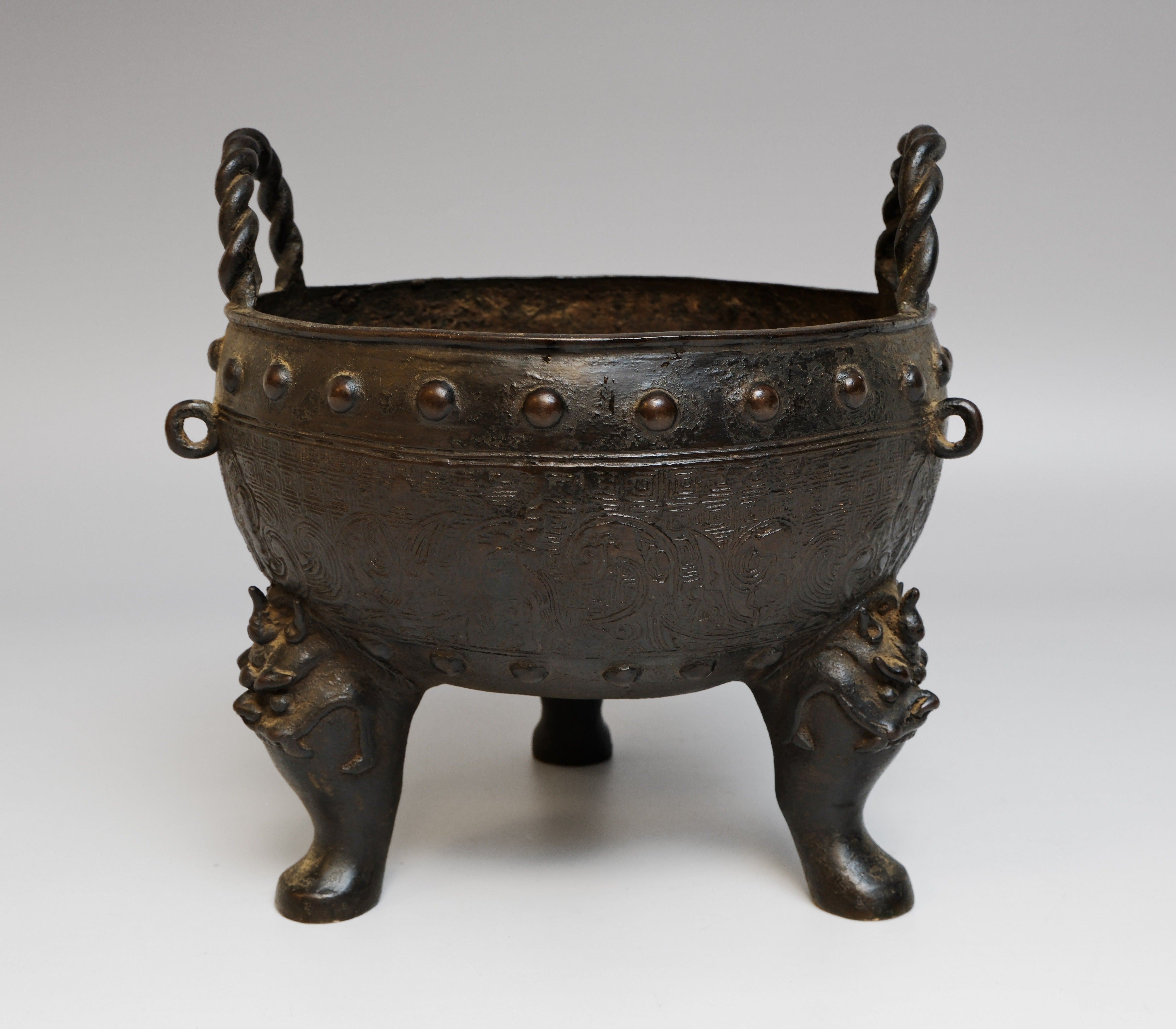 Een bronzen drievoetwierookvat uit de Ming-dynastie