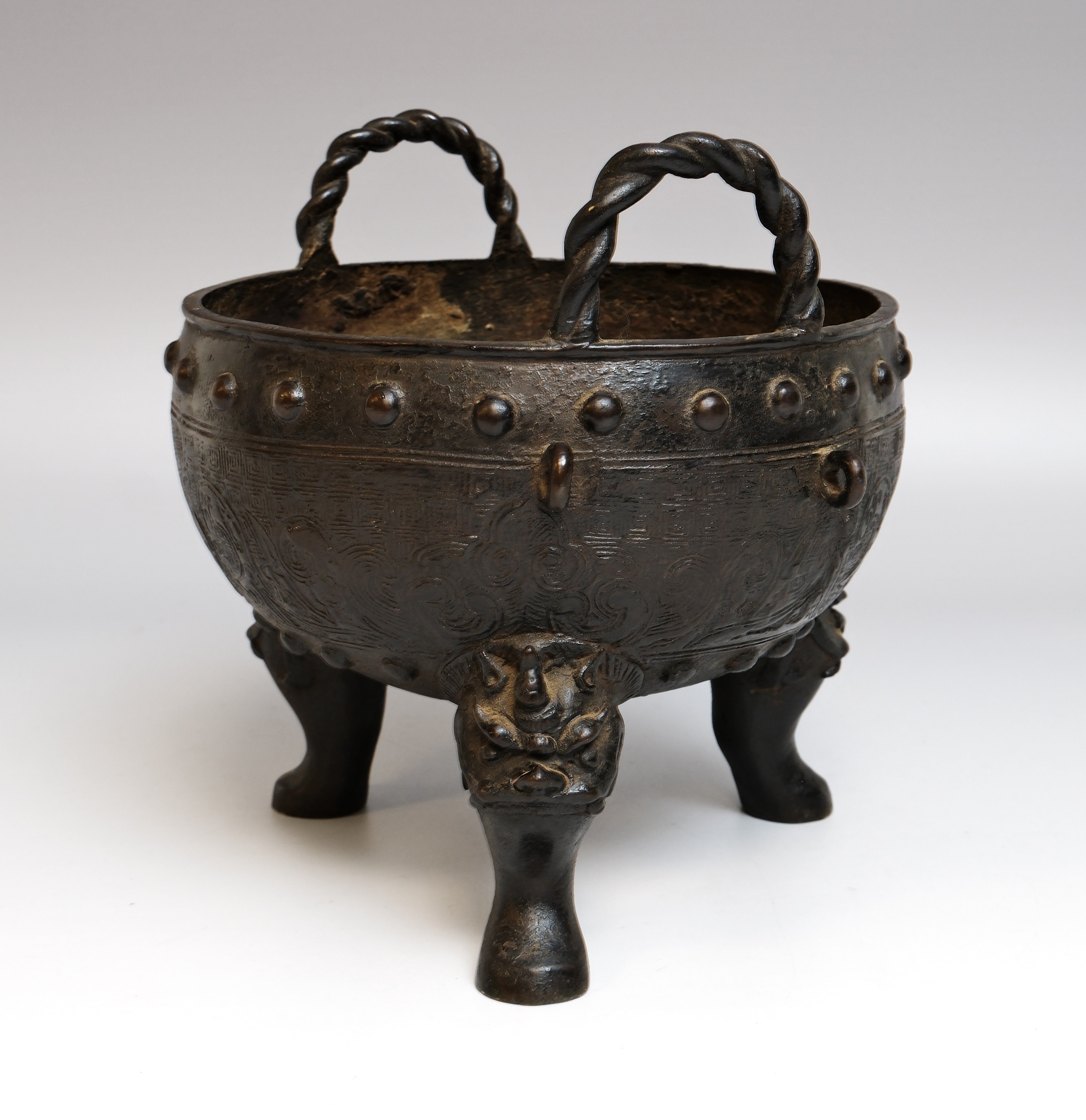 Een bronzen drievoetwierookvat uit de Ming-dynastie