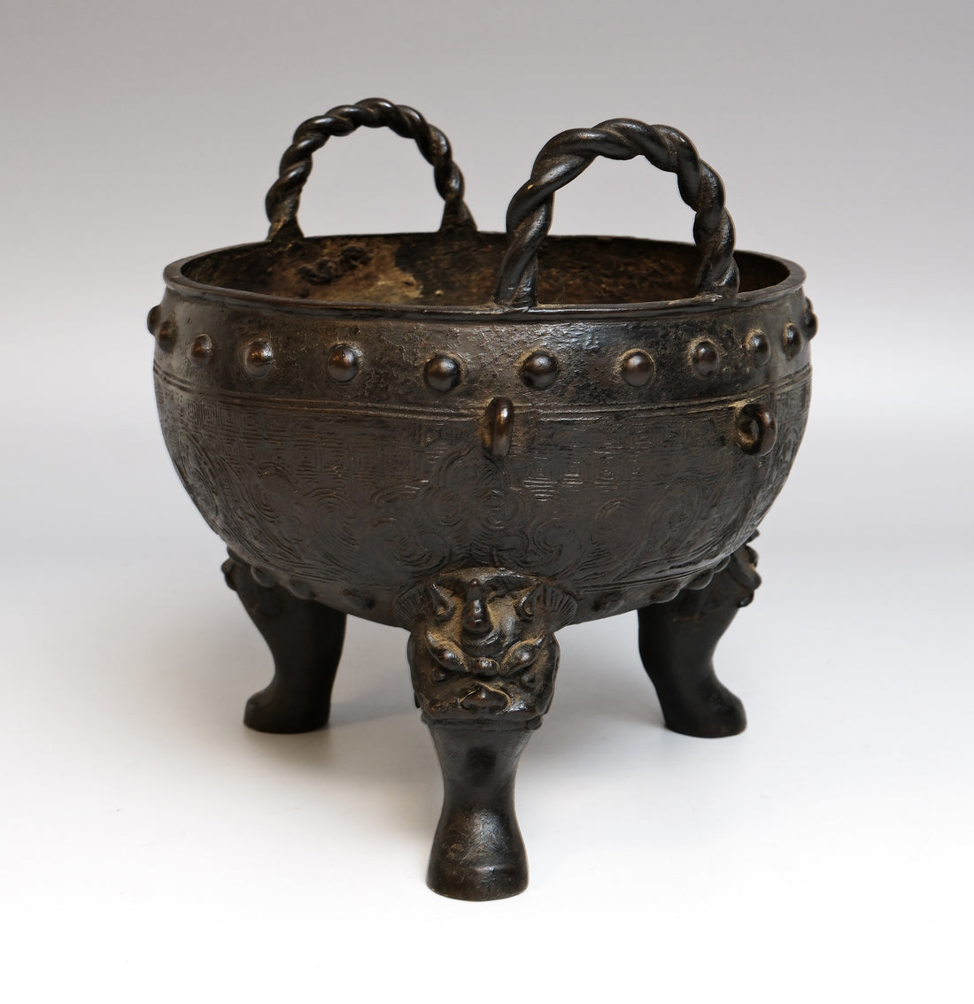 Een bronzen drievoetwierookvat uit de Ming-dynastie