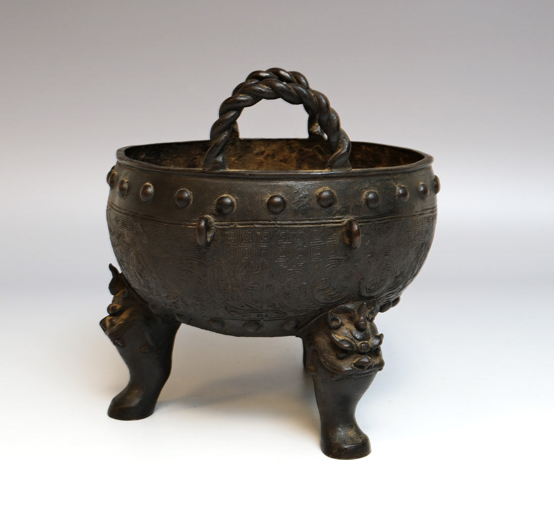 Een bronzen drievoetwierookvat uit de Ming-dynastie
