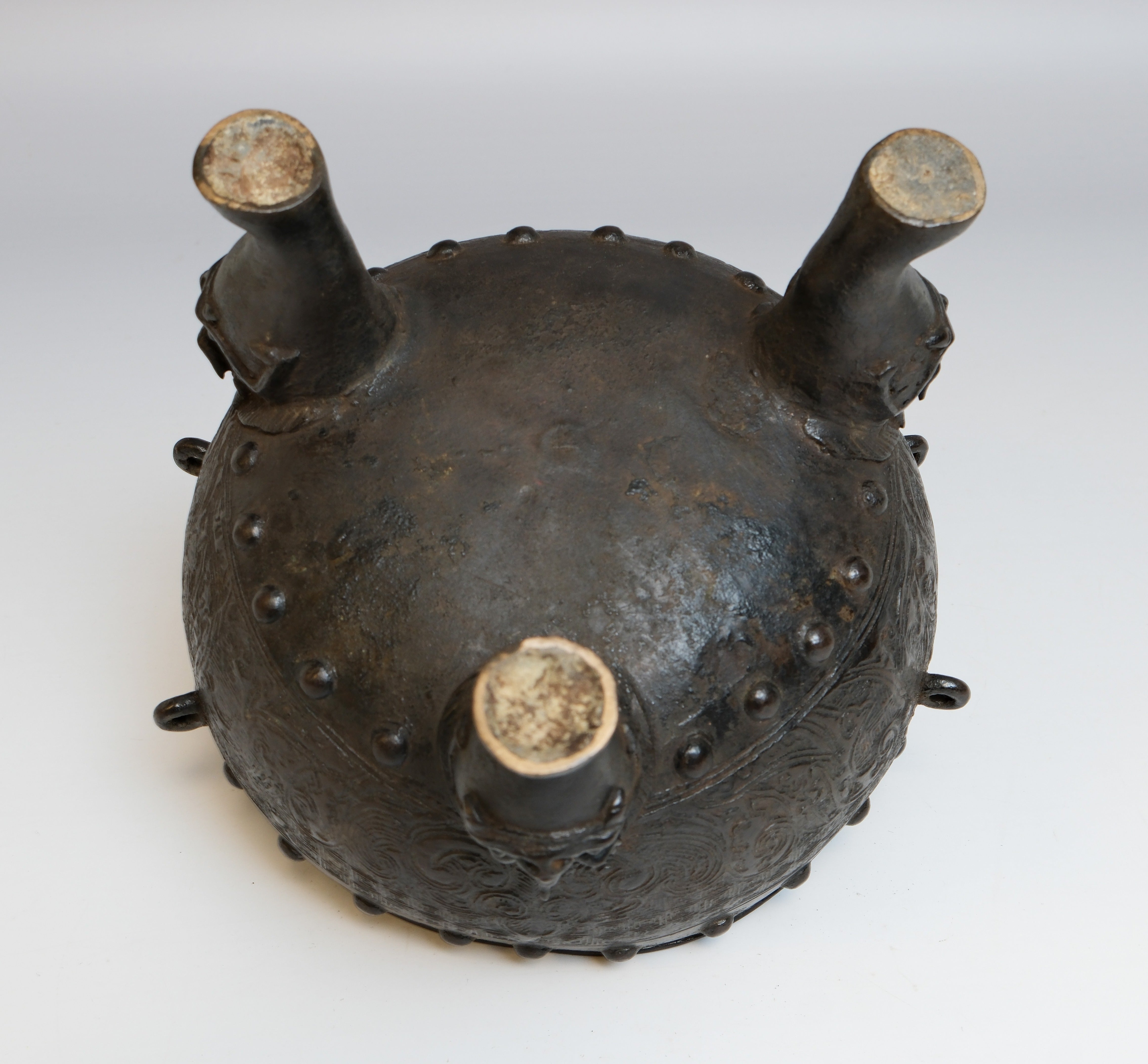 Een bronzen drievoetwierookvat uit de Ming-dynastie