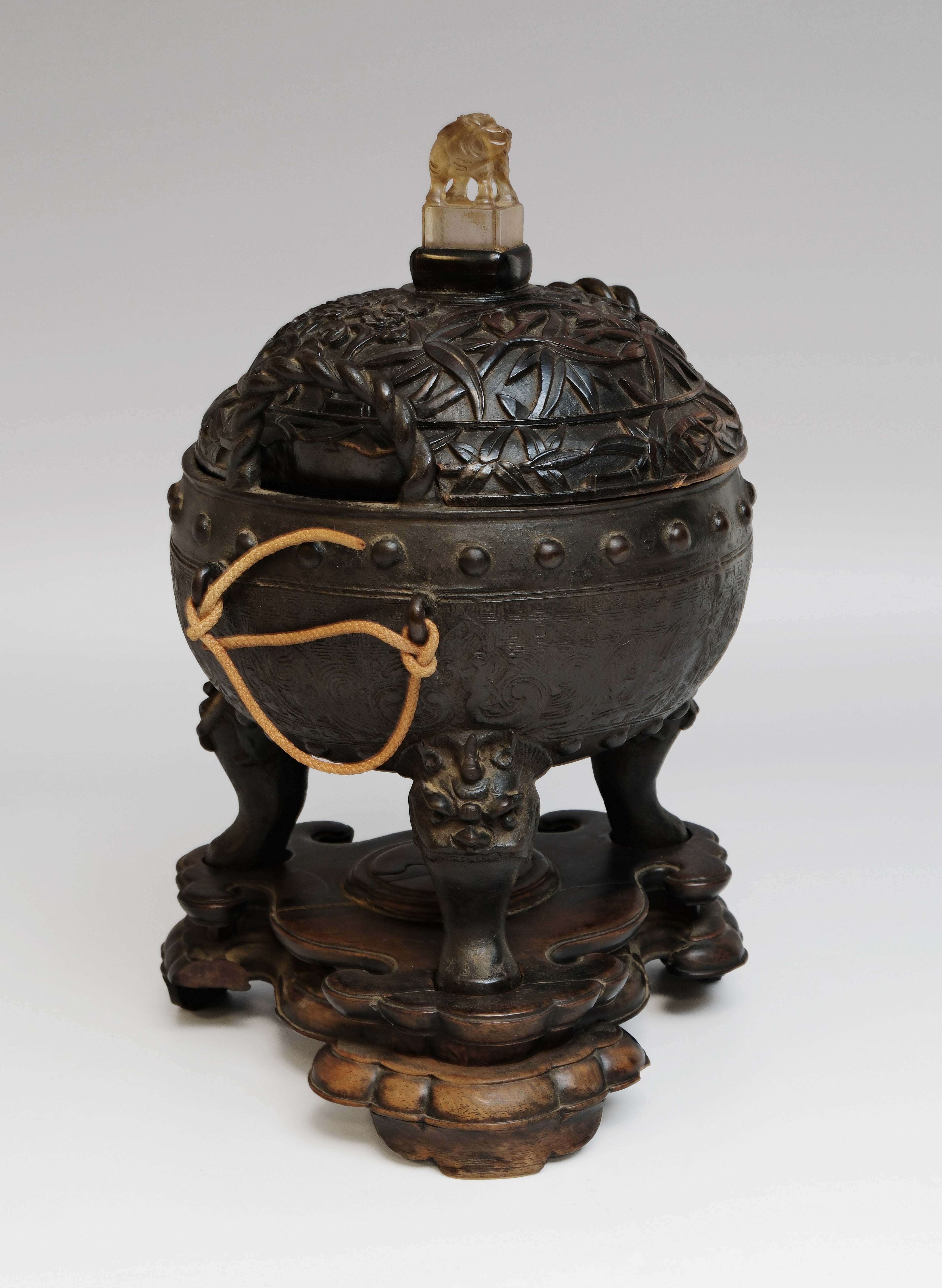 Een bronzen drievoetwierookvat uit de Ming-dynastie