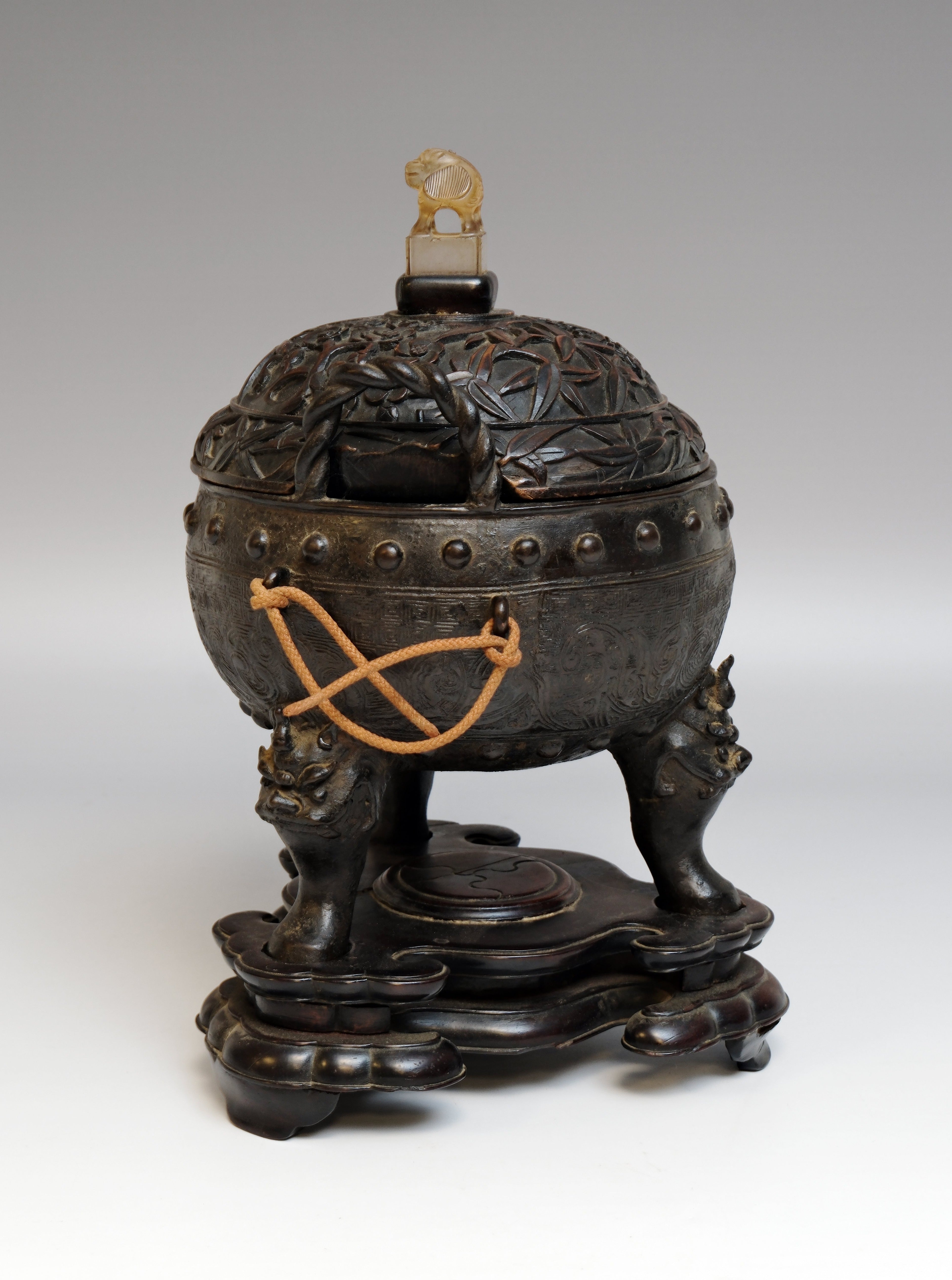Een bronzen drievoetwierookvat uit de Ming-dynastie