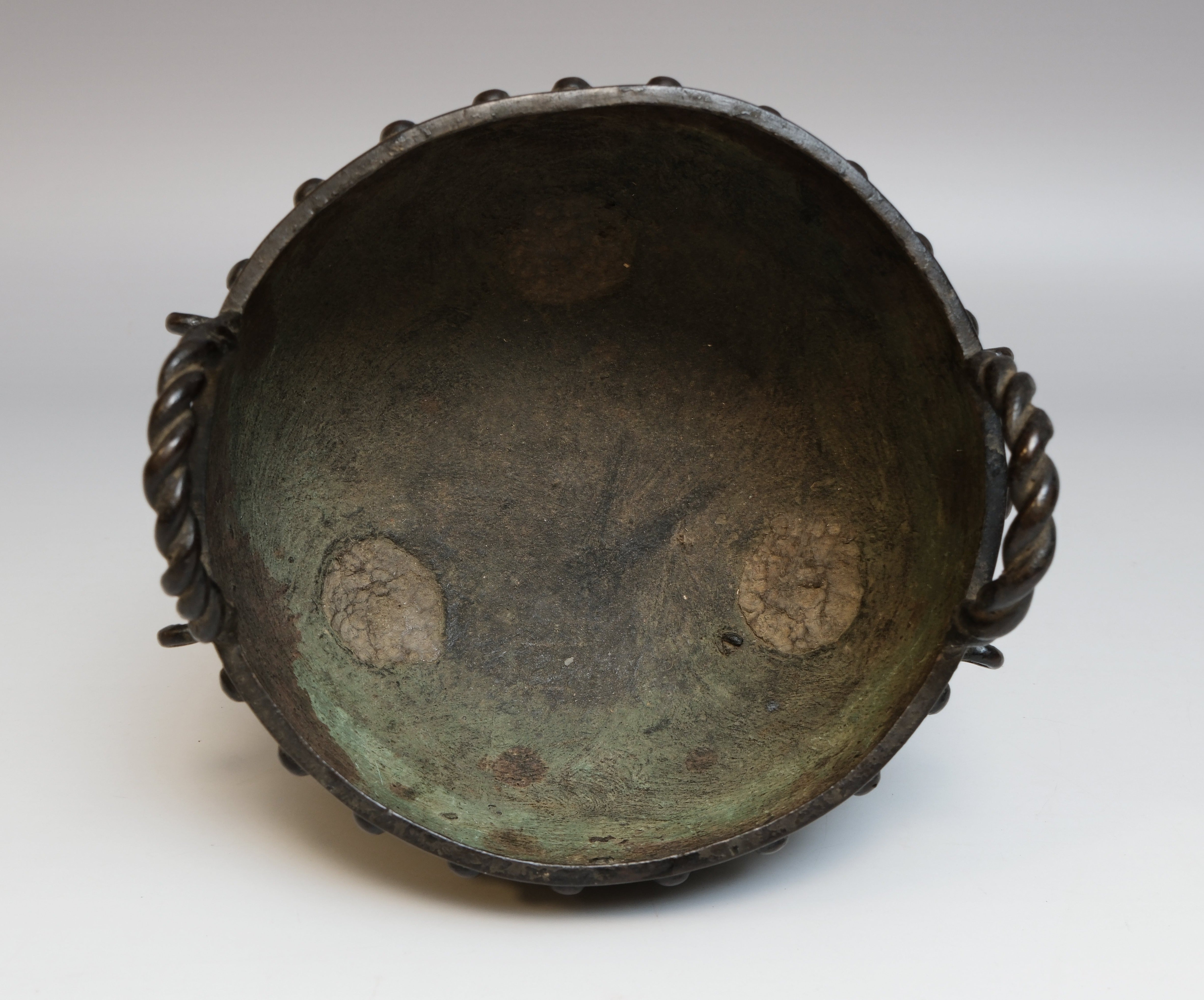 Een bronzen drievoetwierookvat uit de Ming-dynastie
