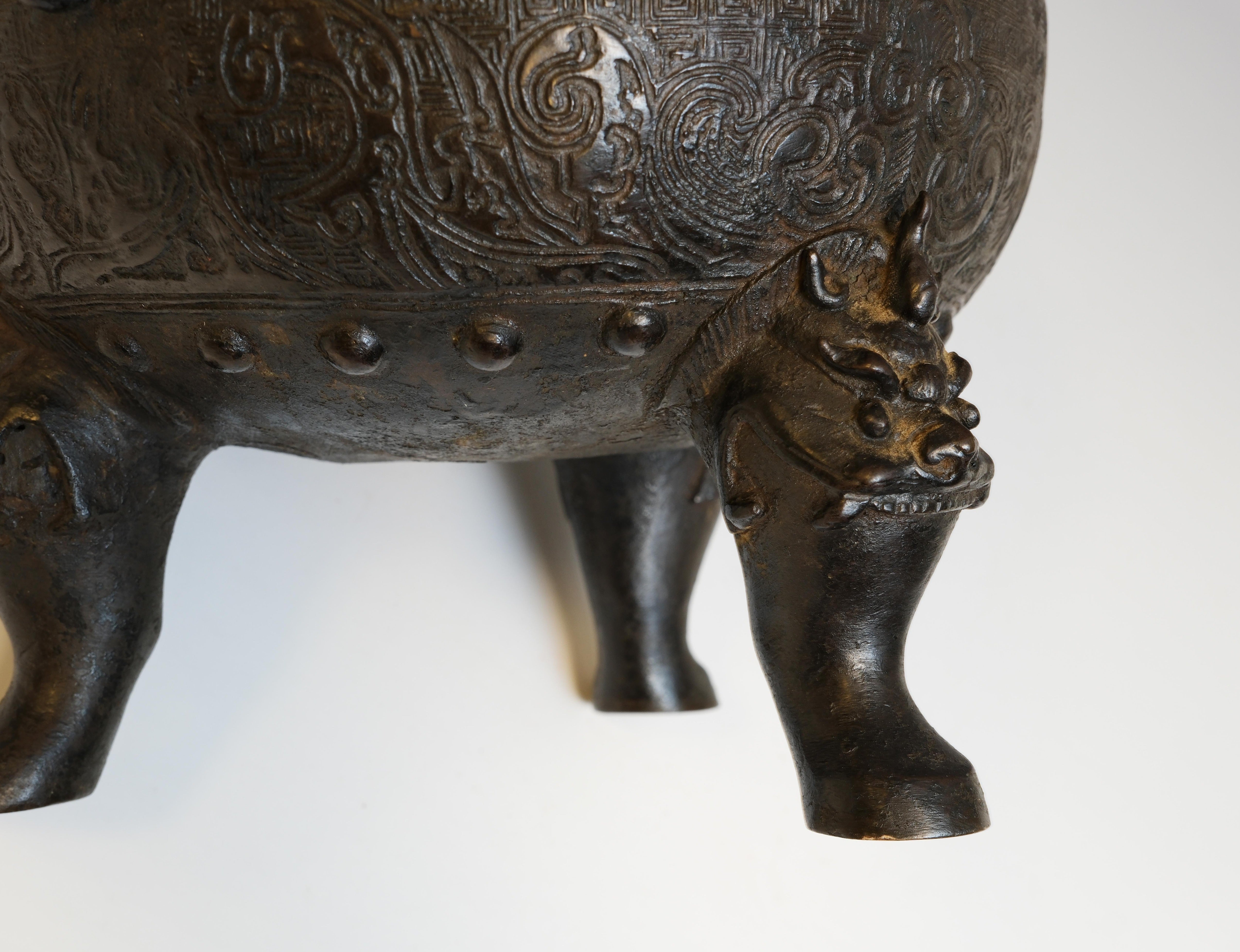 Een bronzen drievoetwierookvat uit de Ming-dynastie